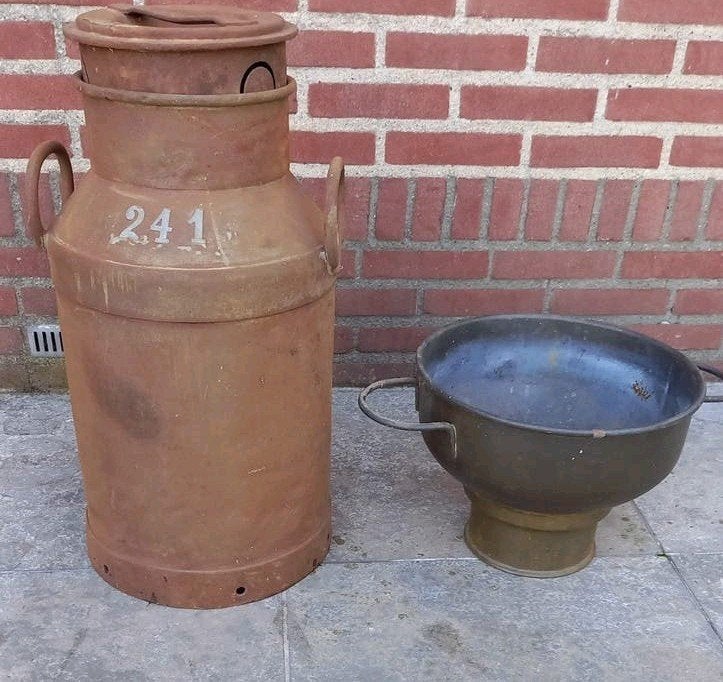 Antieke melkbus met deksel en teems (zeef), Ophalen