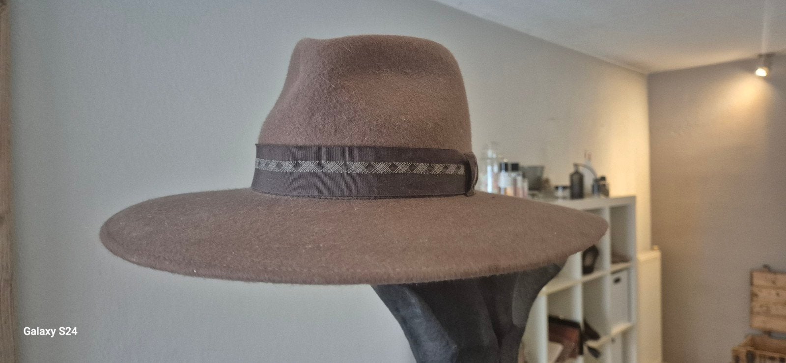 Stijlvolle bruine hoed van Atelier Pauline Maastricht, Hoed, Atelier Pauline, Zo goed als nieuw, One size fits all