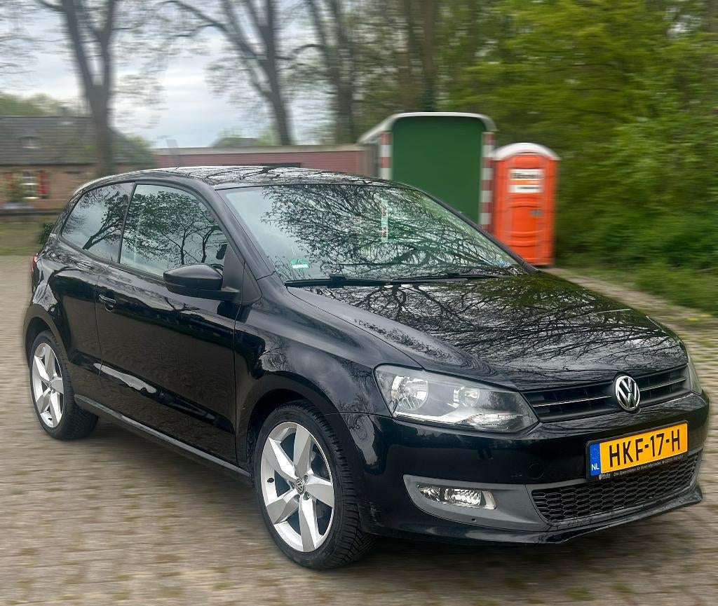 VW Polo 1.2 2011 | 142.000 km | Nieuwe banden + remmen, Voorwielaandrijving, 967 kg, Zwart, 1198 cc
