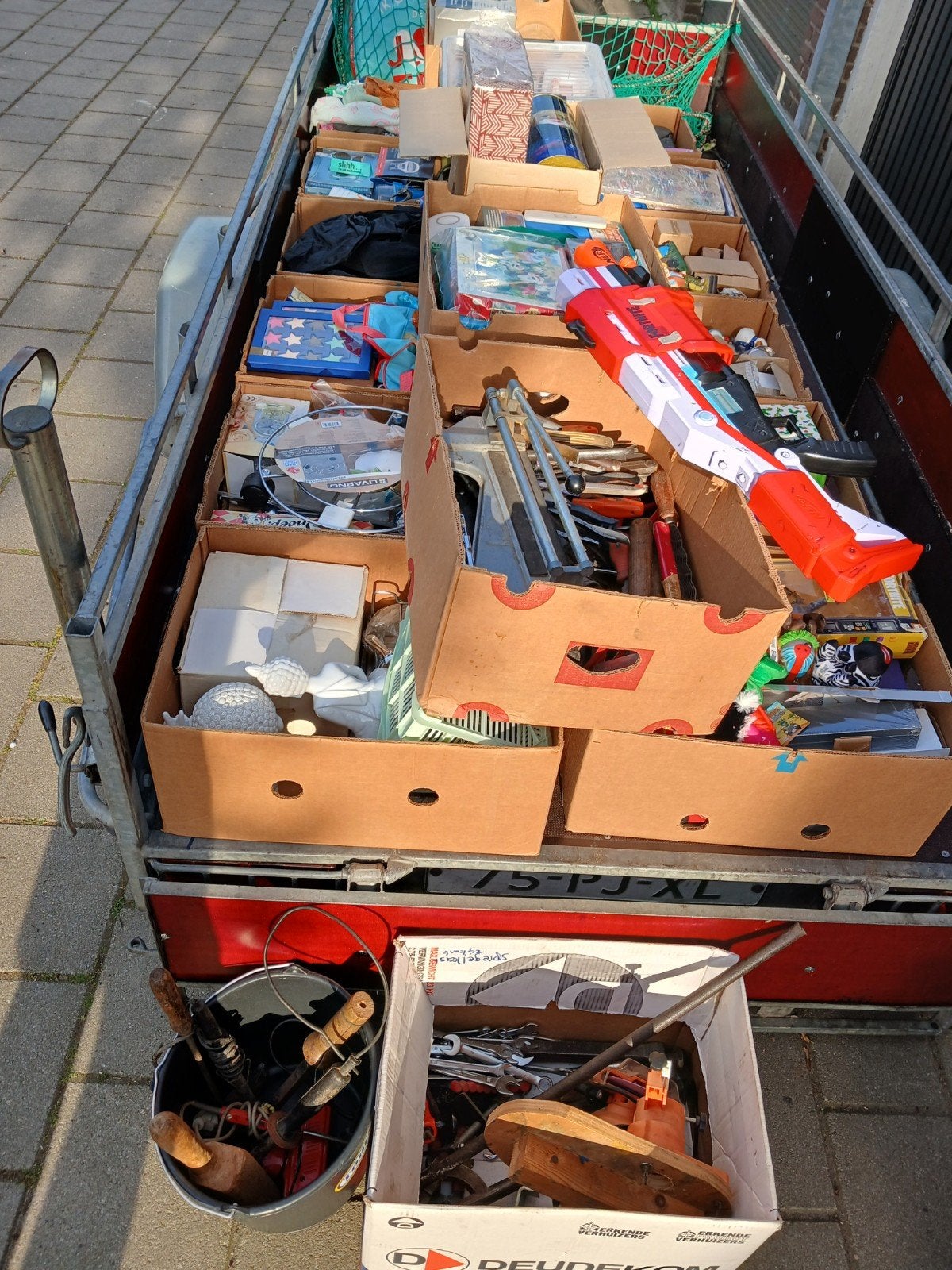 17 dozen met rommelmarktspullen, Ophalen