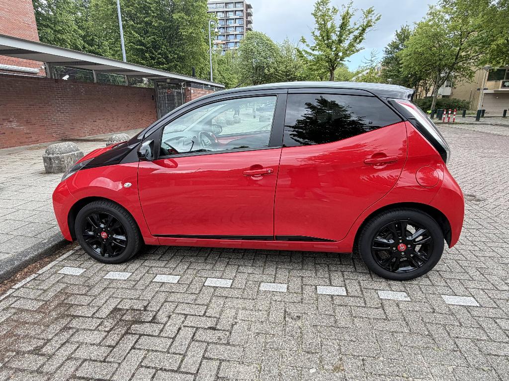 Toyota Aygo 1.0 Vvt-i 69pk 5D 2018 Rood, Voorwielaandrijving, Stof, Zwart, 4 stoelen