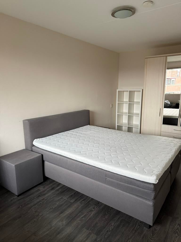 Grijze boxspring, Ophalen, Zo goed als nieuw, Twijfelaar
