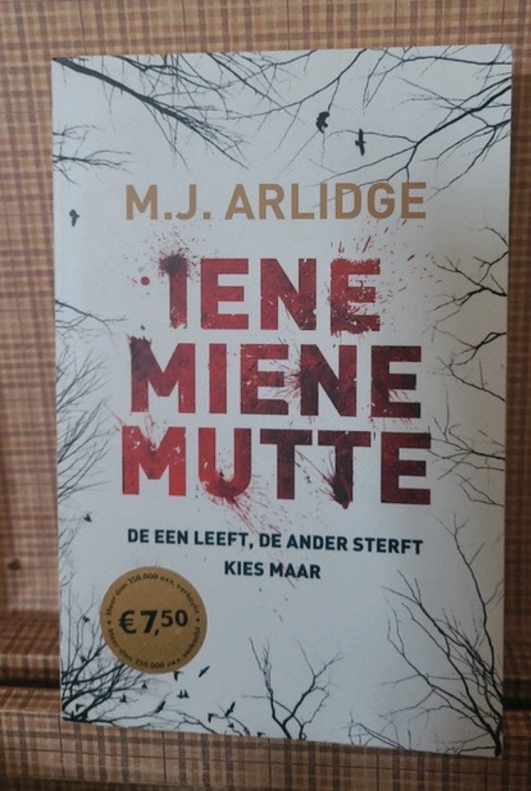 Iene Miene Mutte - M.J. Arlidge (Thriller), Boeken, Thrillers, Ophalen of Verzenden, Zo goed als nieuw, M.J. Arlidge, Nederland