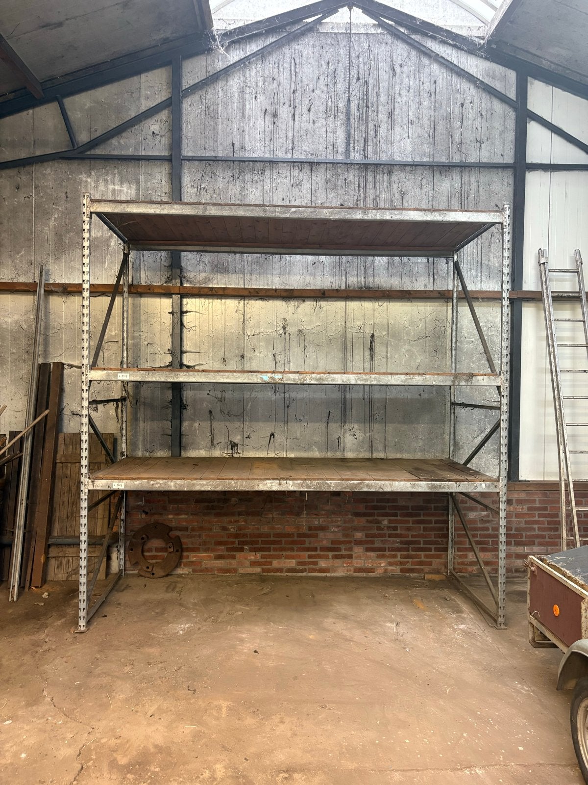 Stevige metalen stellingkast met houten planken, Ophalen