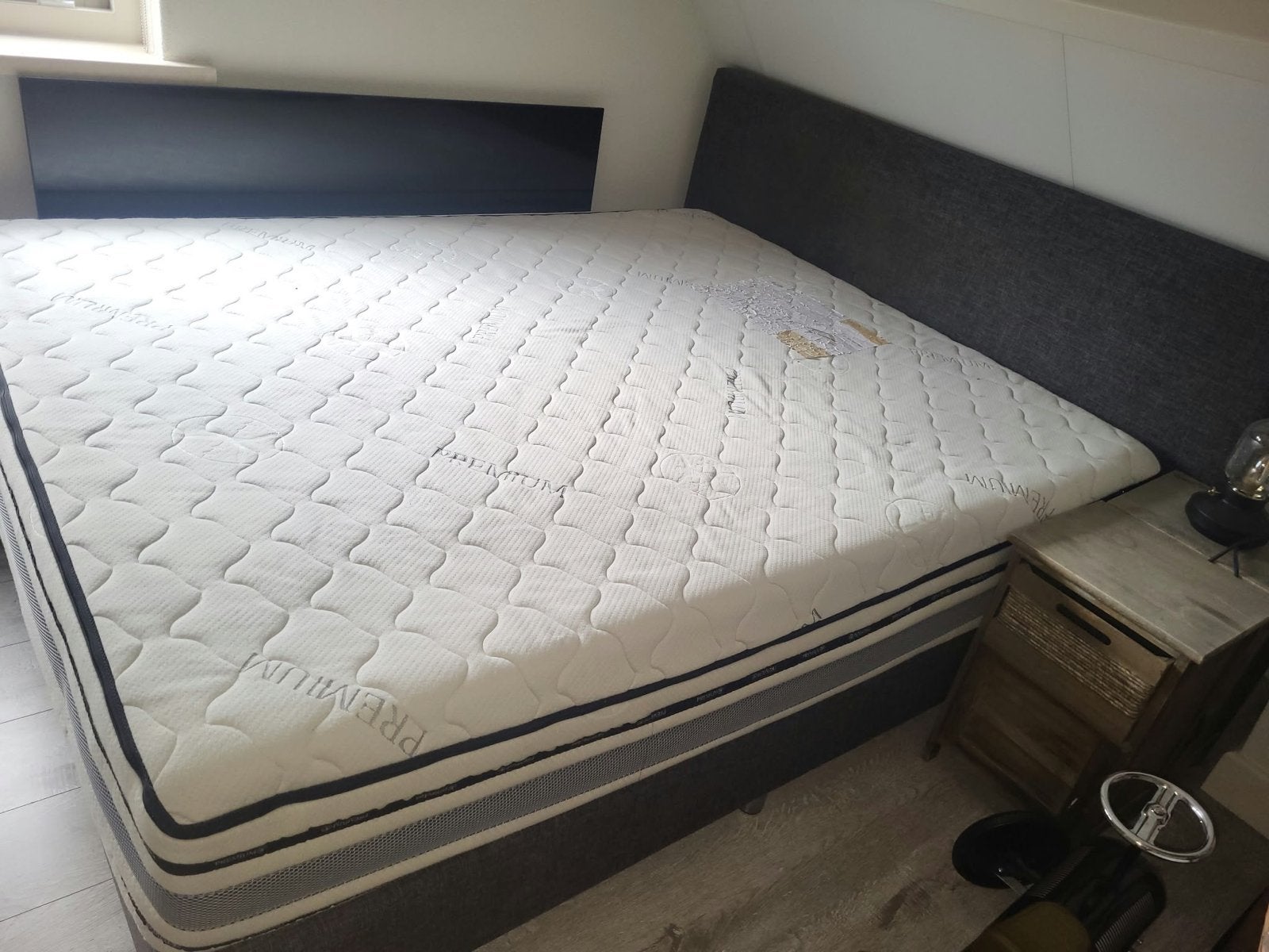 2-persoons bed met nagenoeg nieuw matras, Huis en Inrichting, Tweepersoons, Ophalen of Verzenden, Zo goed als nieuw, 200 cm