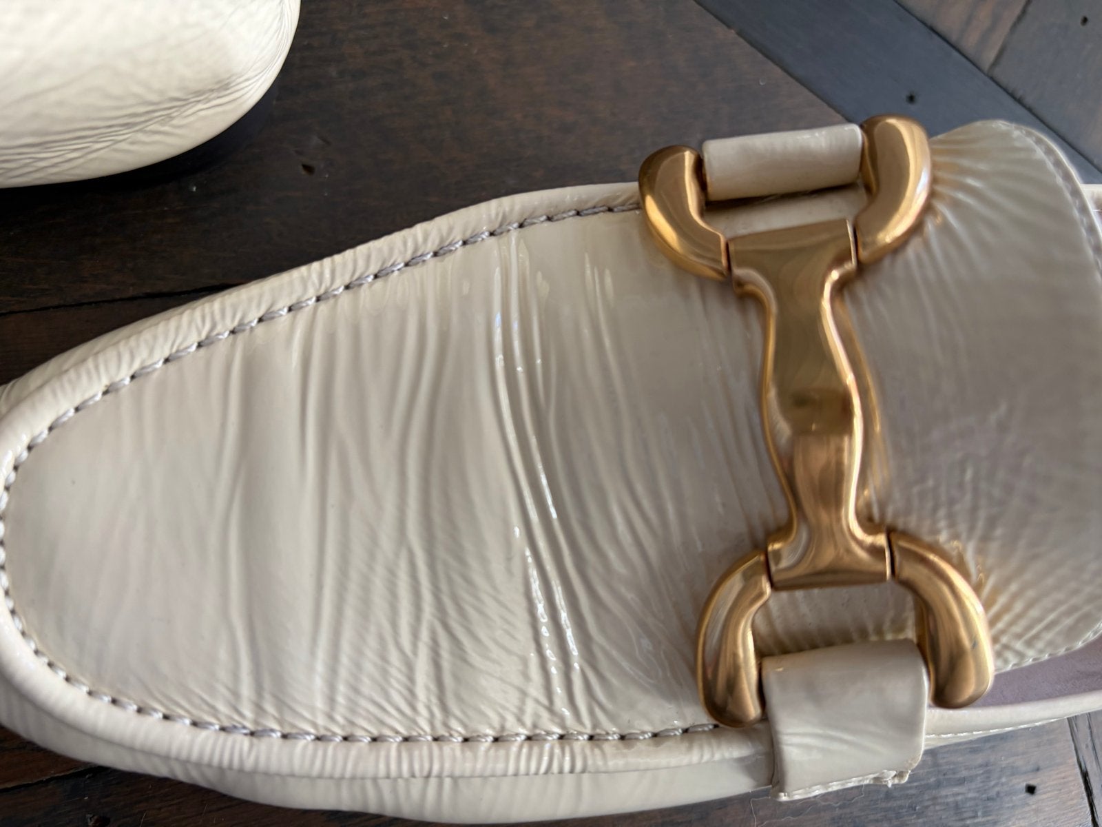 Bibi Lou lakleren schoen - Zo goed als nieuw crème met goud, Kleding | Dames, Schoenen, Ophalen of Verzenden, Zo goed als nieuw