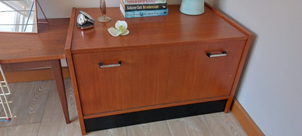 Vintage kastje met klep en salontafeltje, Antiek en Kunst, Ophalen