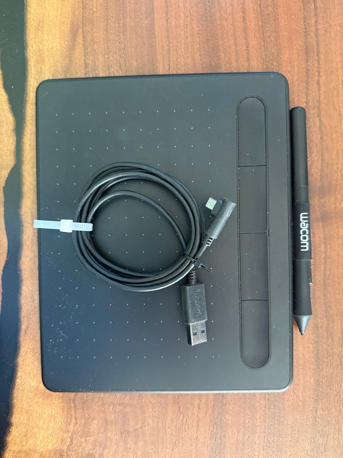 Wacom Intuos met pen – ideaal voor tekenen & fotobewerk, Ophalen of Verzenden, Zo goed als nieuw, Bedraad