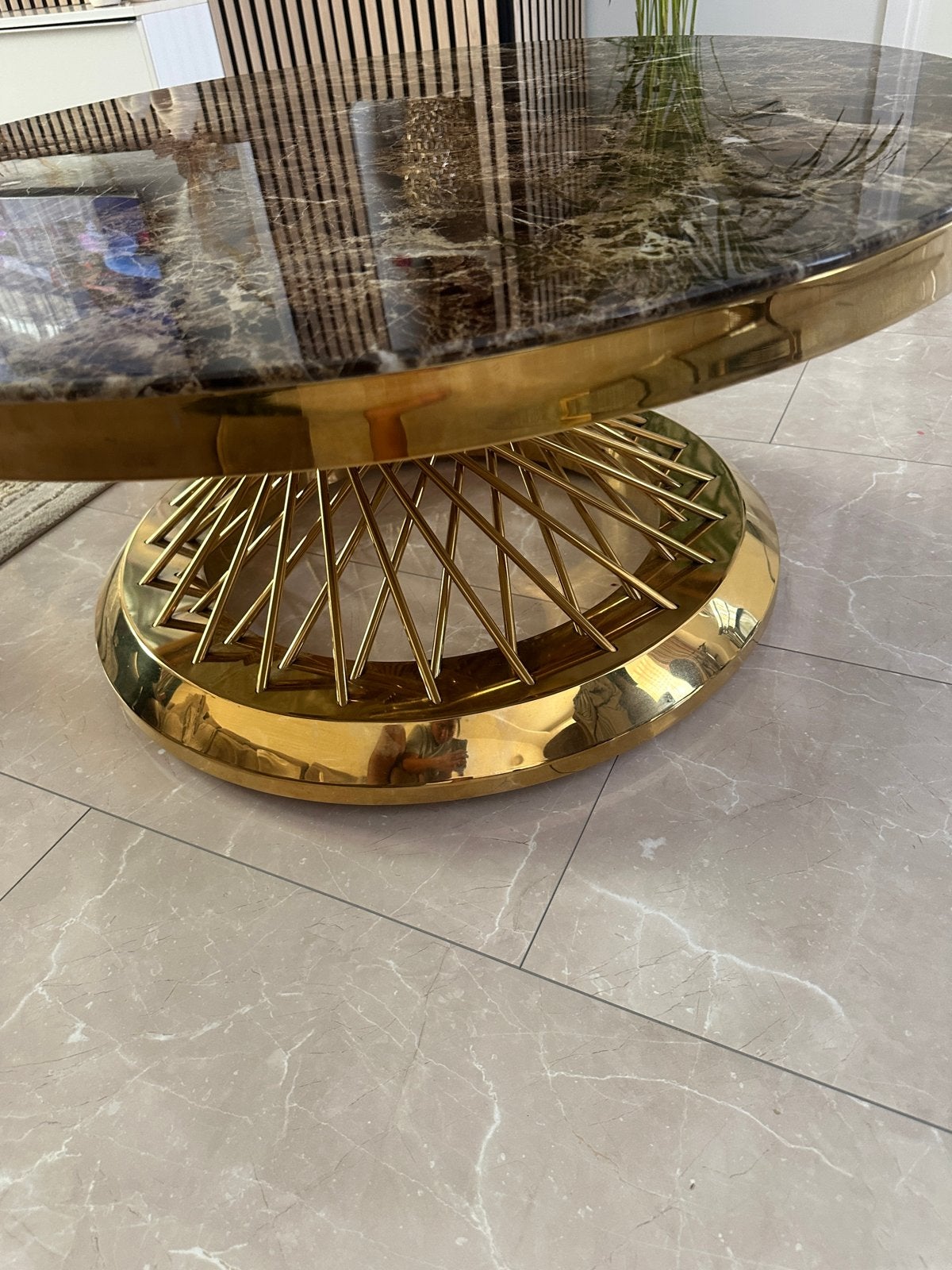 Luxe salontafel met glazen marmeren blad en gouden onderstel, Huis en Inrichting, Tafels | Salontafels, Ophalen, 50 tot 100 cm