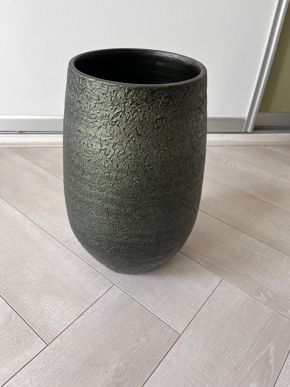 Twee hoge bloempotten, Ophalen, Rond, Zo goed als nieuw, Minder dan 25 cm