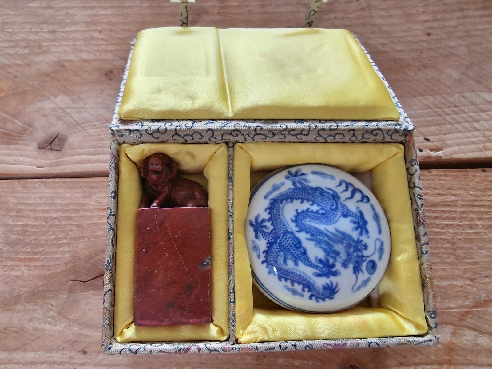 Chinees zegel met draak en varken in zijden doos, Ritueel object, Steen/keramiek, Gesneden, Ophalen of Verzenden