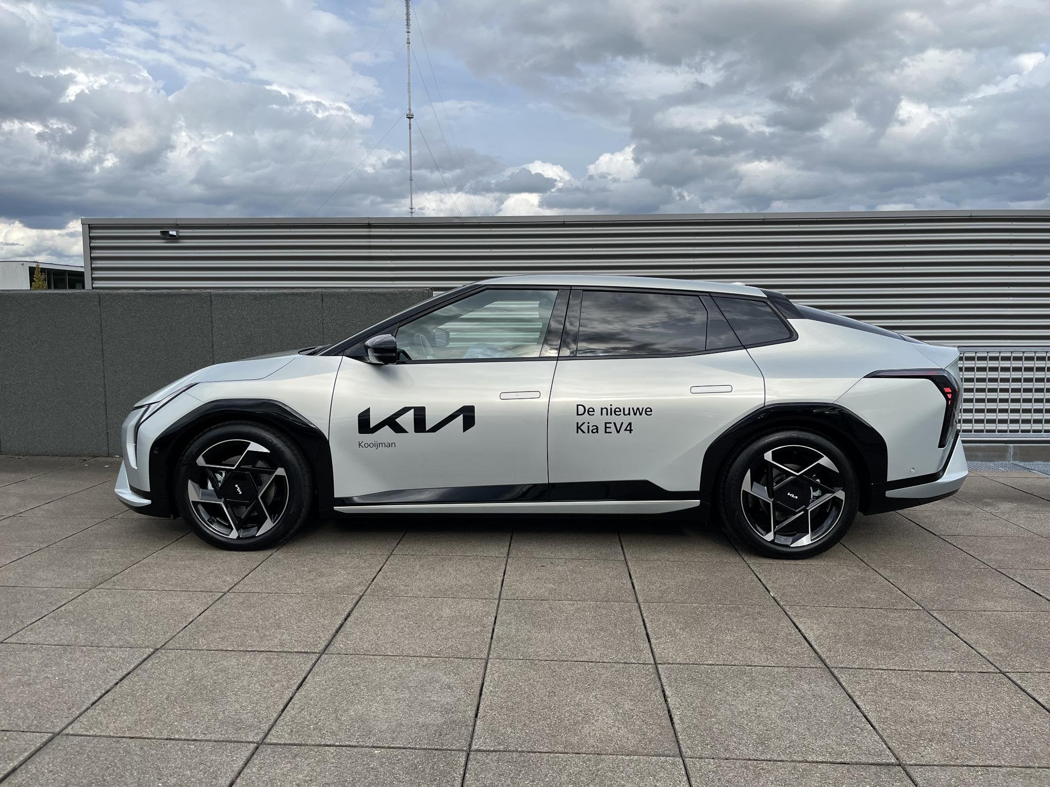 Kia EV4 Fastback GT-PlusLine 81.4 kWh Nu in de Showroom in I, Auto's, Kia, 81 kWh, 612 km, Parkeerassistent, 33 min