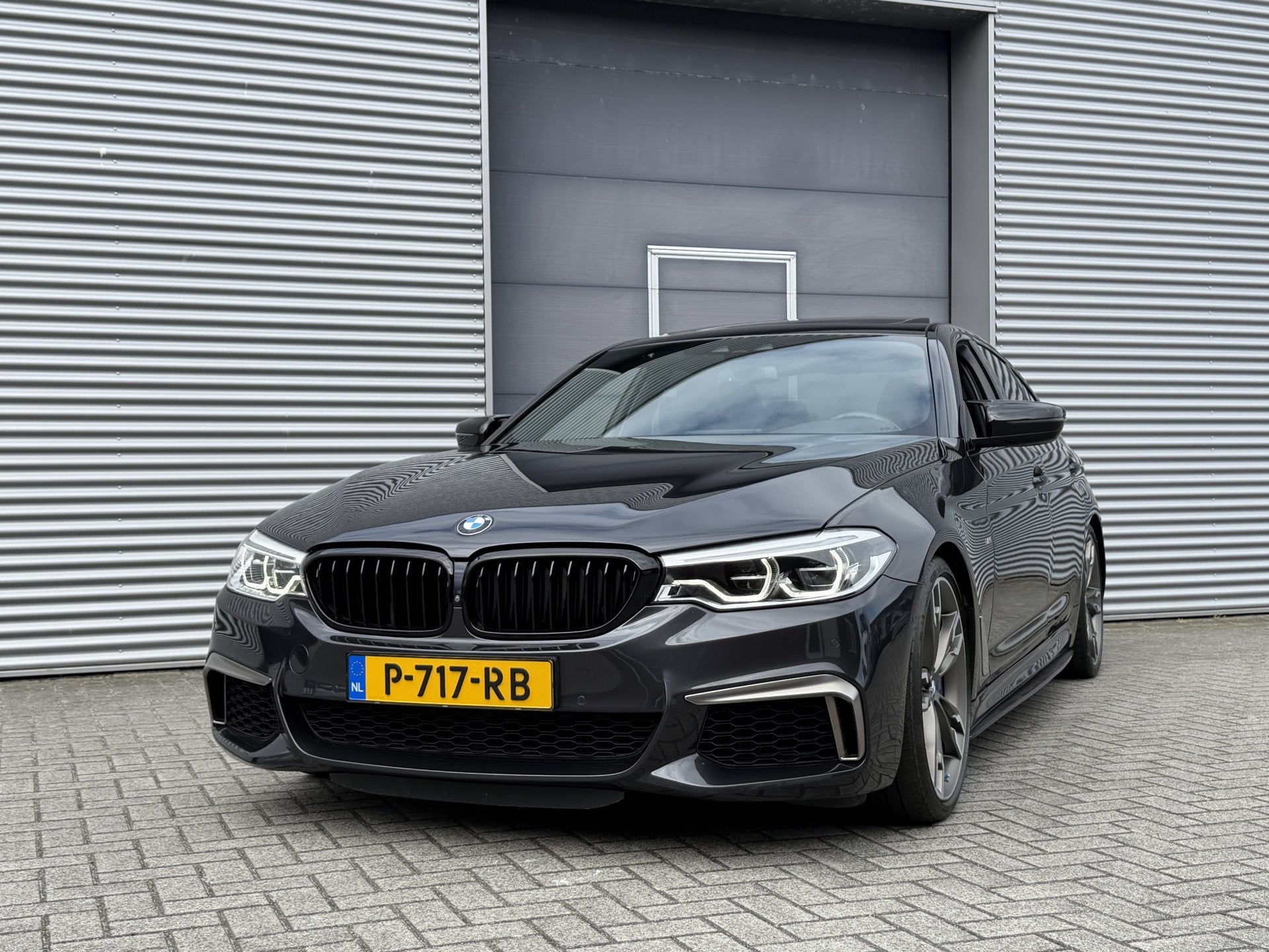 BMW 5 Serie M550i xDrive High Executive I Aut. I 463 PK I Le, Auto's, Automaat, Dealer onderhouden, Gebruikt, 2000 kg
