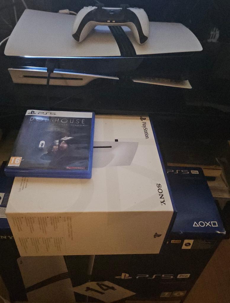 Ps5pro+dd"14-12-25+Dollhouse"830€ last minium prijs!!, Spelcomputers en Games, Spelcomputers | Sony PlayStation 5, Ophalen, Zo goed als nieuw