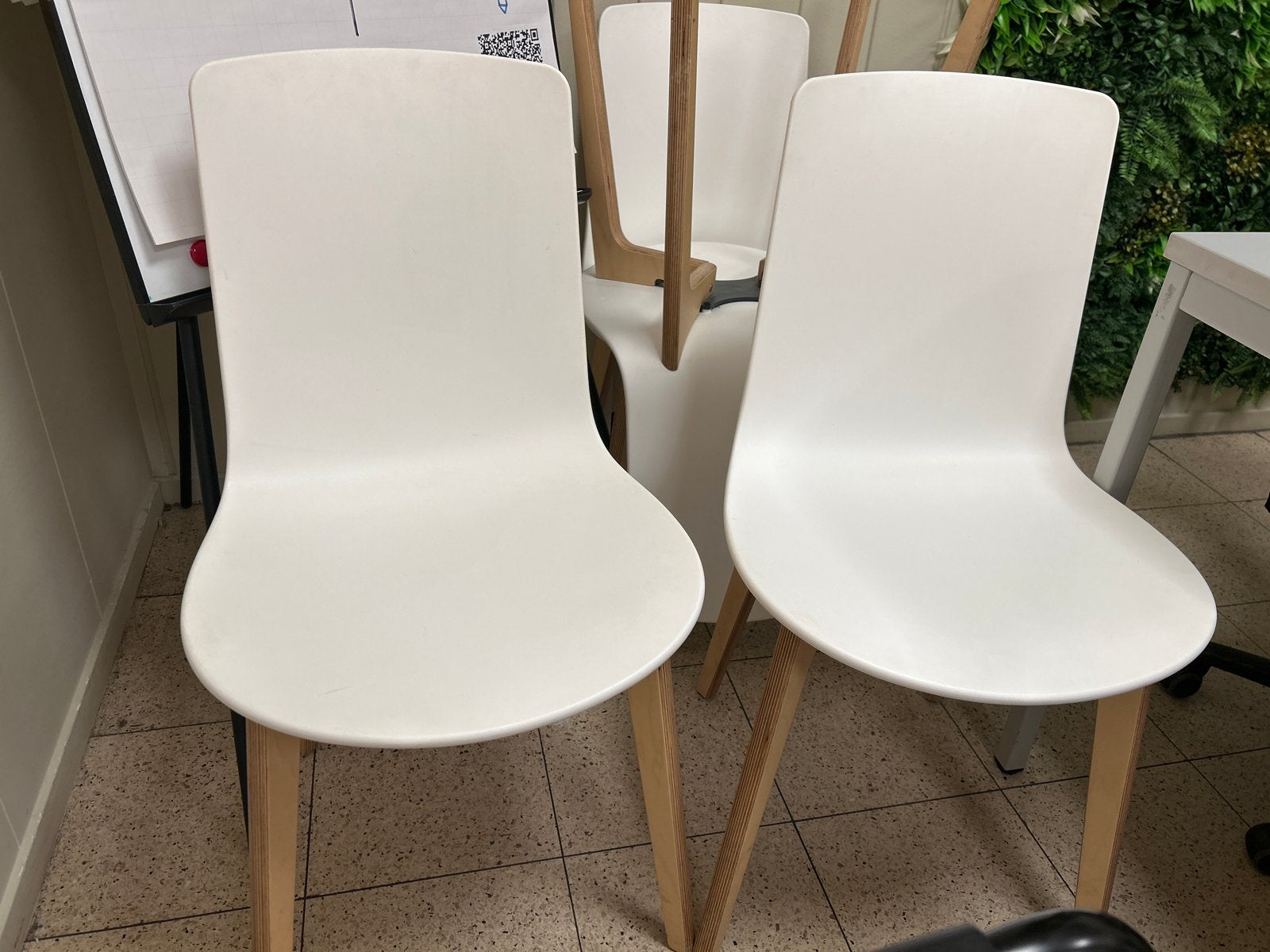 Set van 2 witte stoelen met houten poten, Gebruikt, Twee, Wit, Ophalen of Verzenden