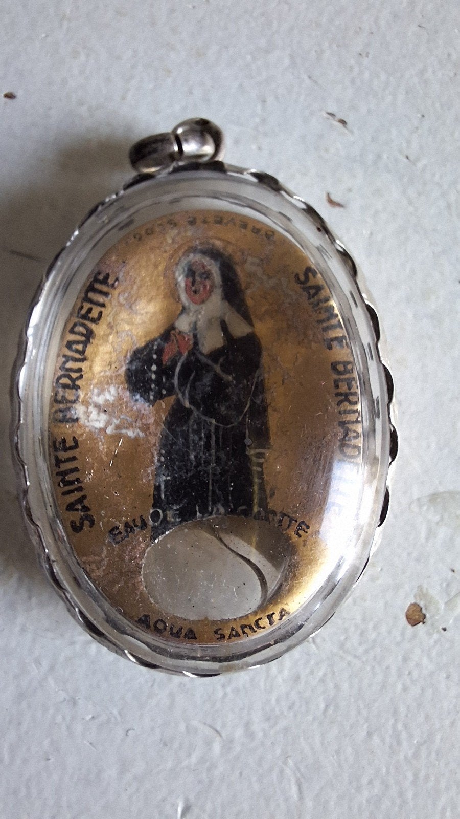 zilveren medaillion met water St Bernadette, Antiek en Kunst, Verzenden