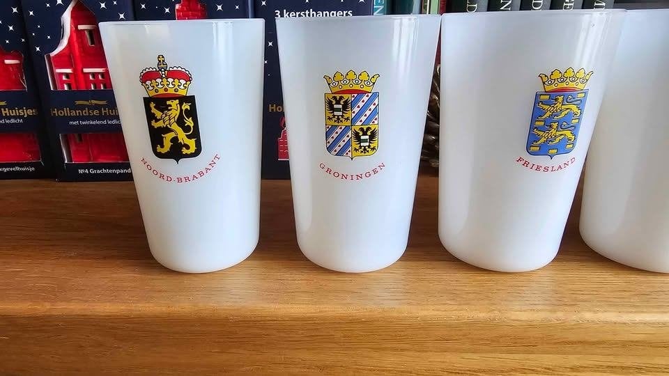 witte provincie melkglazen uit de jaren 60, Ophalen, Zo goed als nieuw, Overige typen