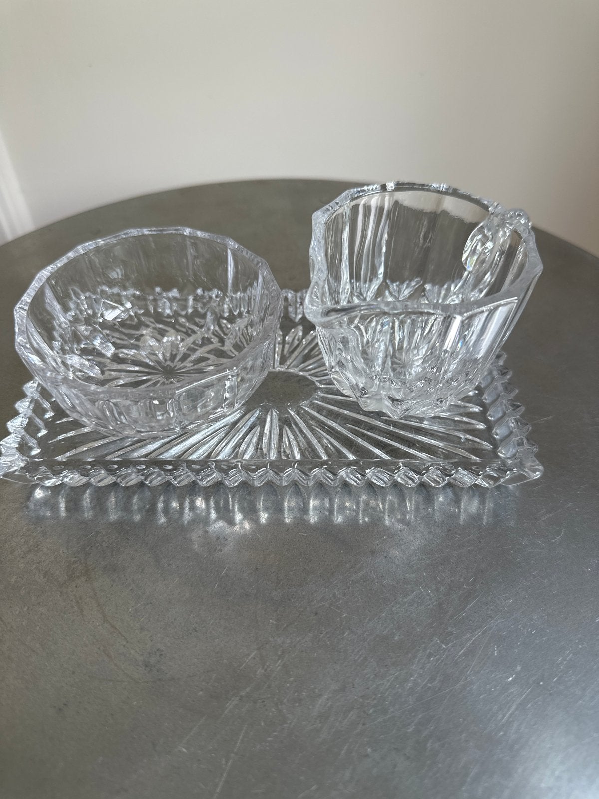 Vintage glazen roomstel: melkkan, suikerpot en dienblad, Ophalen