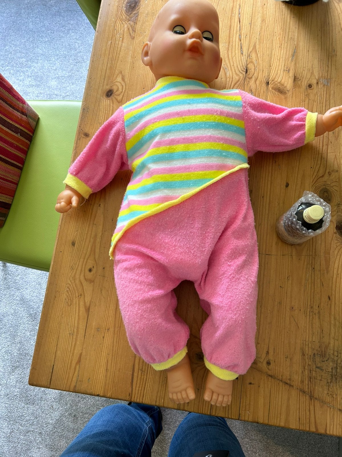 Babymassage pop 60 cm + flesje druivenpit massageolie + tas, Ophalen of Verzenden, Zo goed als nieuw, Babypop