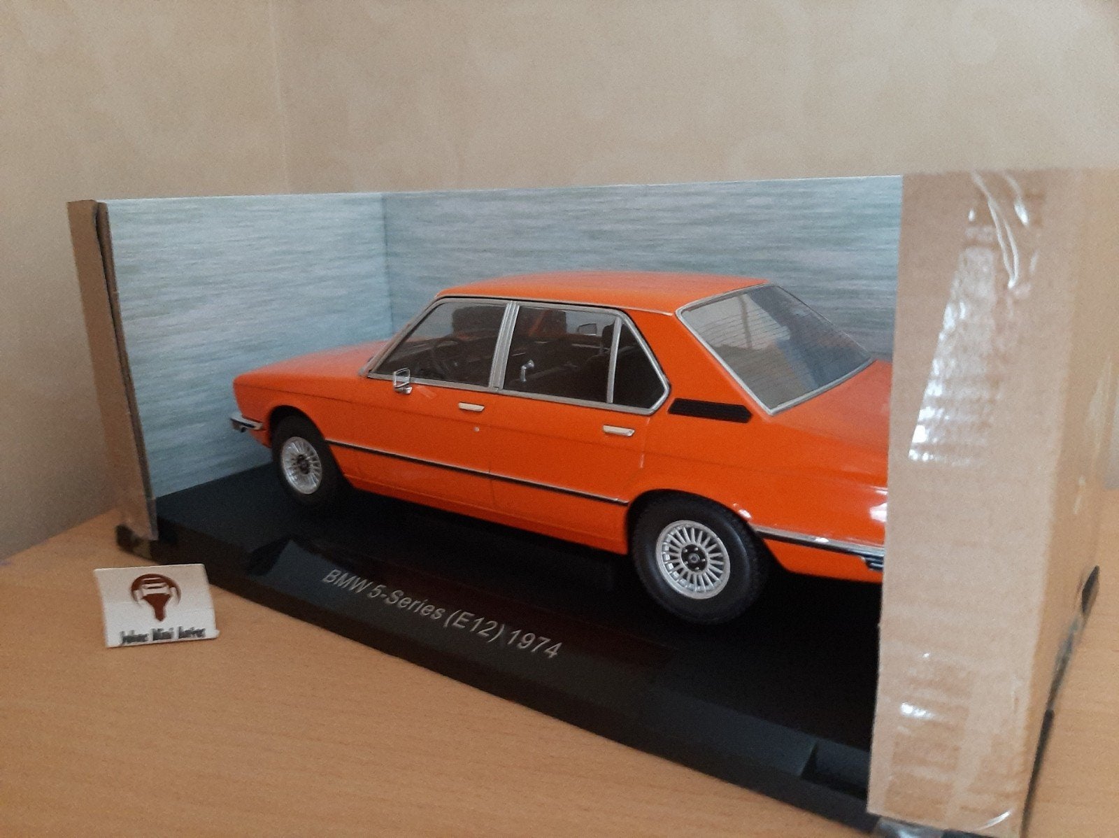 BMW 5-serie (E12) 1974 Oranje van MCG 1:18, Hobby en Vrije tijd, Overige merken, MCG, Auto, Nieuw