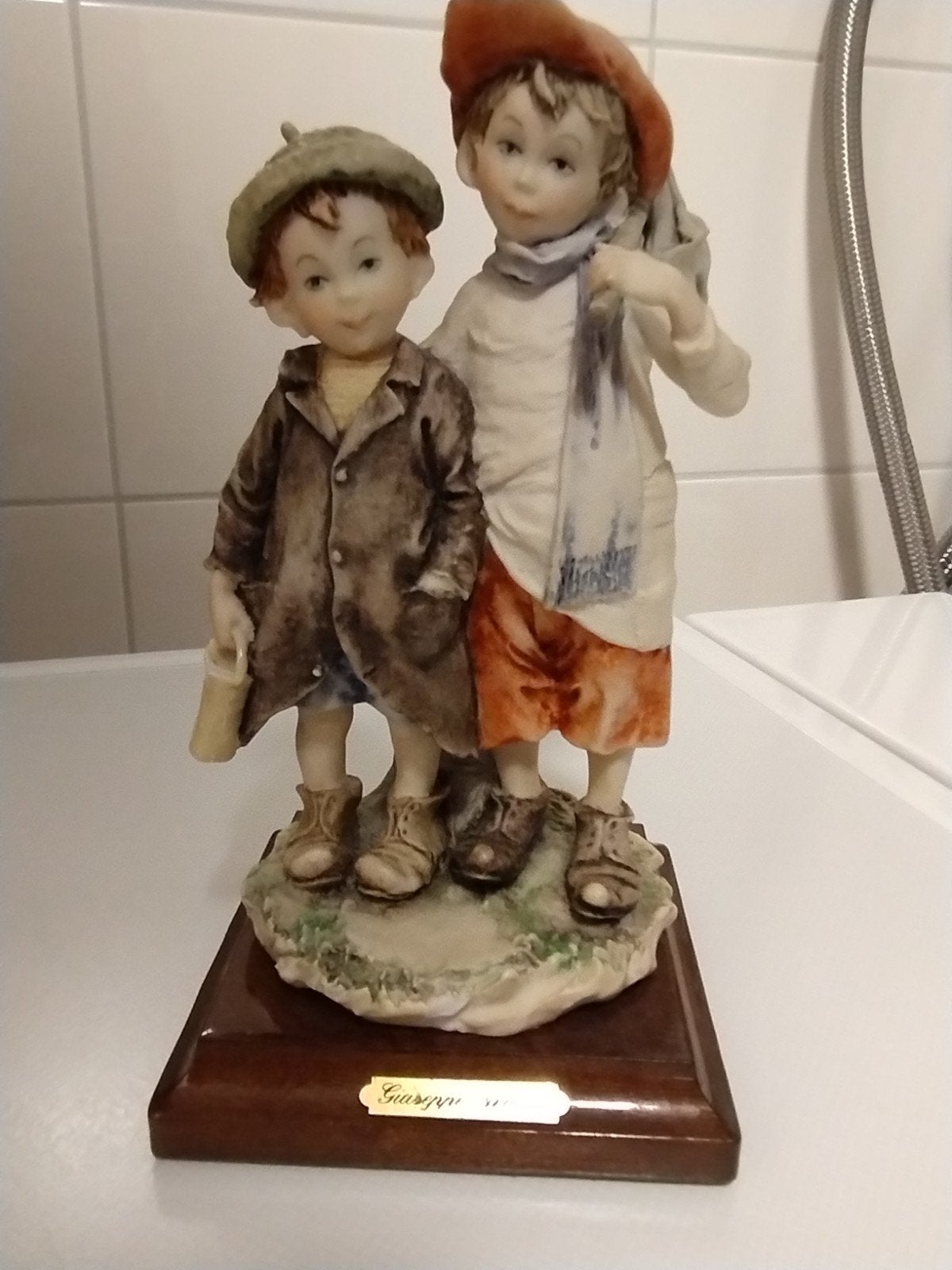 Giuseppe Armani porseleinen beeld "runaway boys", Verzamelen, Beelden en Beeldjes, Ophalen of Verzenden