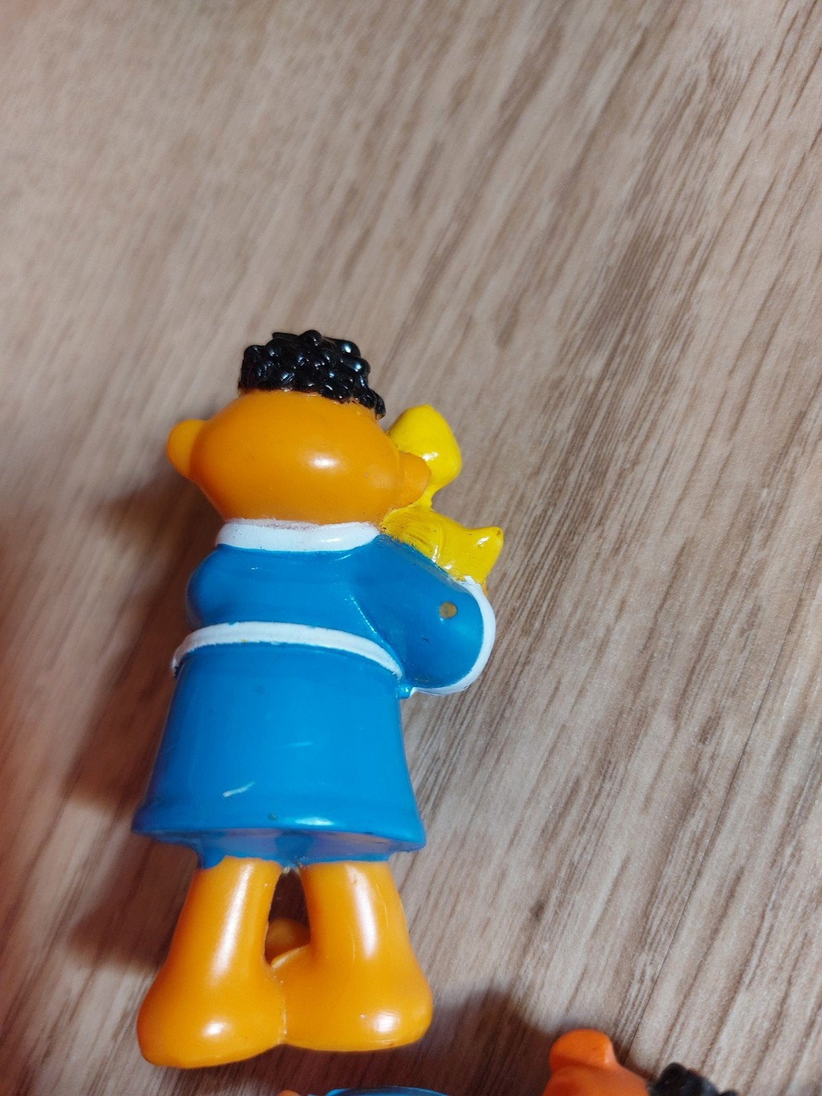 Sesamstraat Ernie poppetje met badjas, Verzamelen, Poppetjes en Figuurtjes, Ophalen of Verzenden