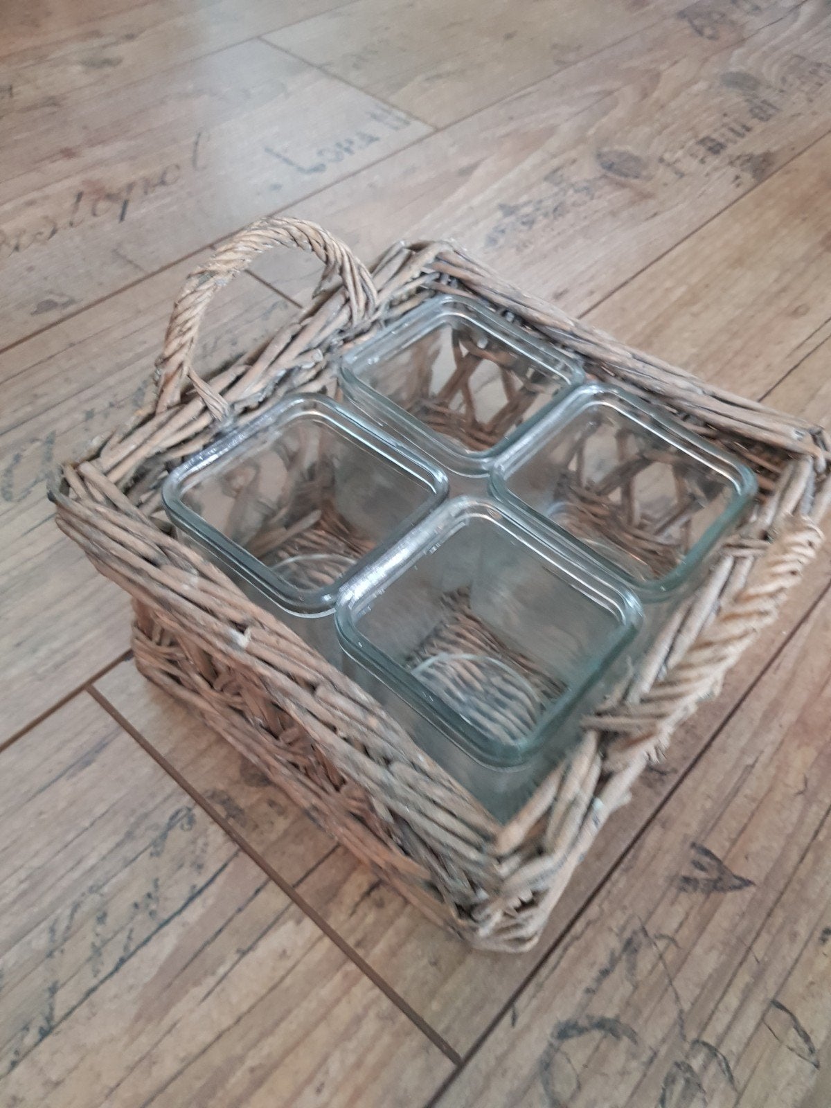 rotan mand met 4 glazen / potjes, Ophalen of Verzenden