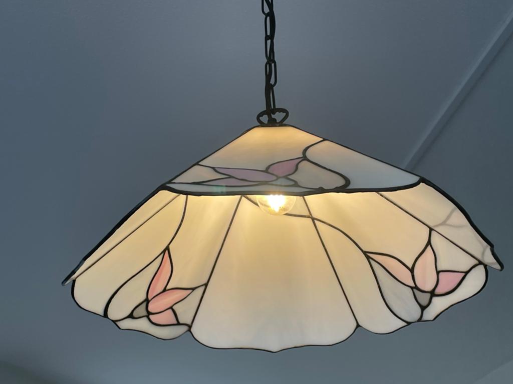 Tiffany Stijl Hanglamp met Roze Bloemen, Huis en Inrichting, Lampen | Hanglampen, Ophalen, Zo goed als nieuw, Glas, 75 cm of meer