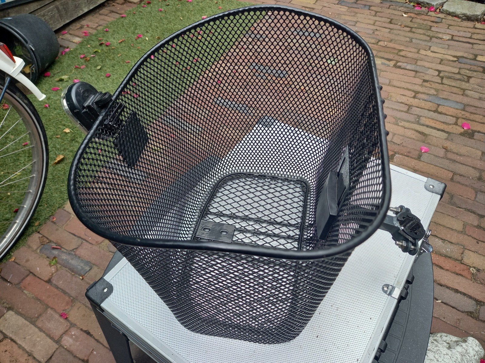 manden riet en staal sloten en rekken, Ophalen