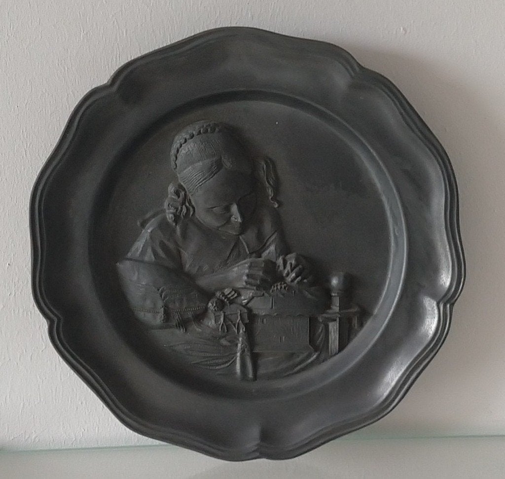 relief tinnen bord de naaister met geschulpte rand, volgnr 2, Ophalen of Verzenden