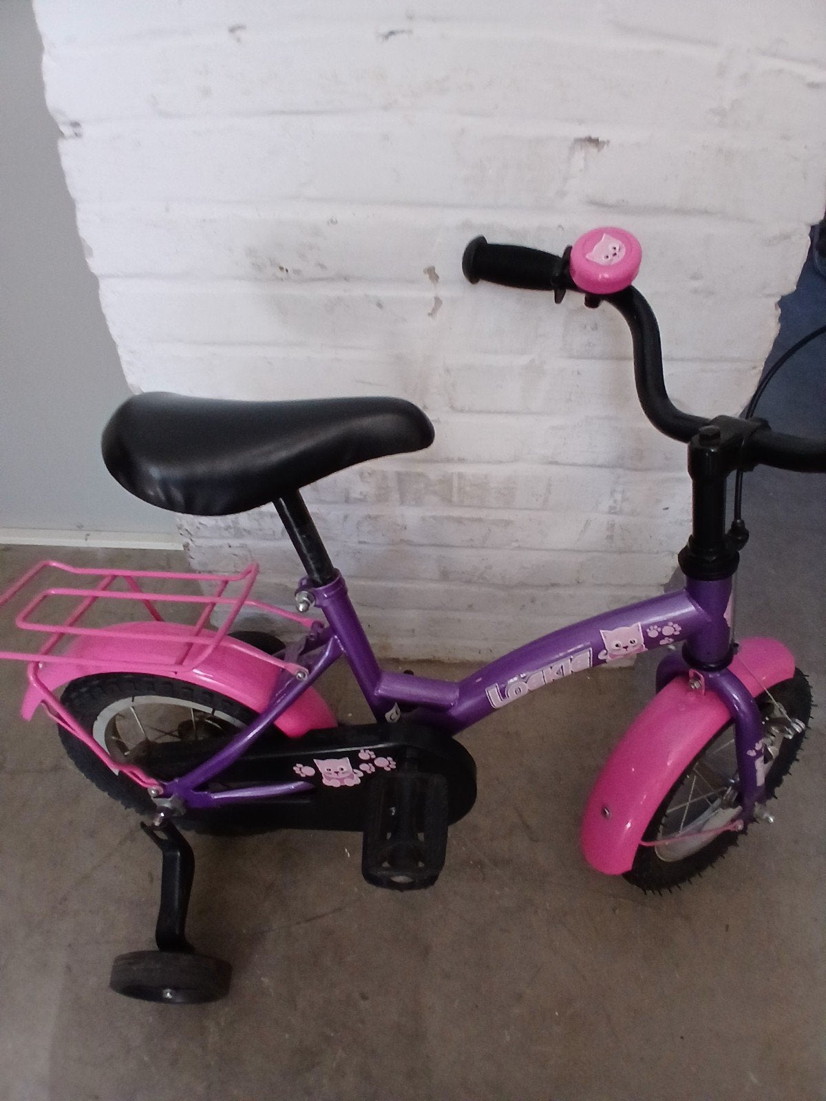 Loekie Roos meisjesfiets met zijwieltjes, Fietsen en Brommers, Gebruikt, Velgrem, Loekie, 14 inch of minder