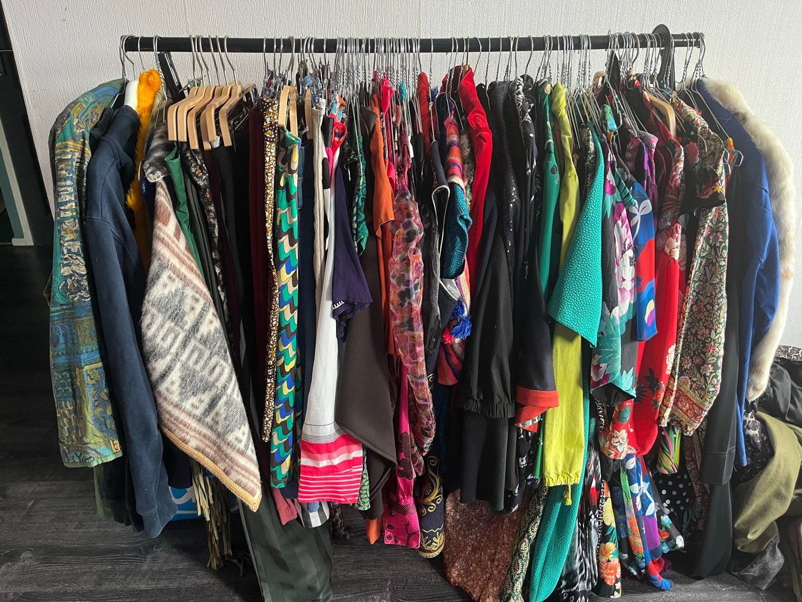 Grote partij vintage en tweedehands kleding en schoenen, Ophalen, Gedragen