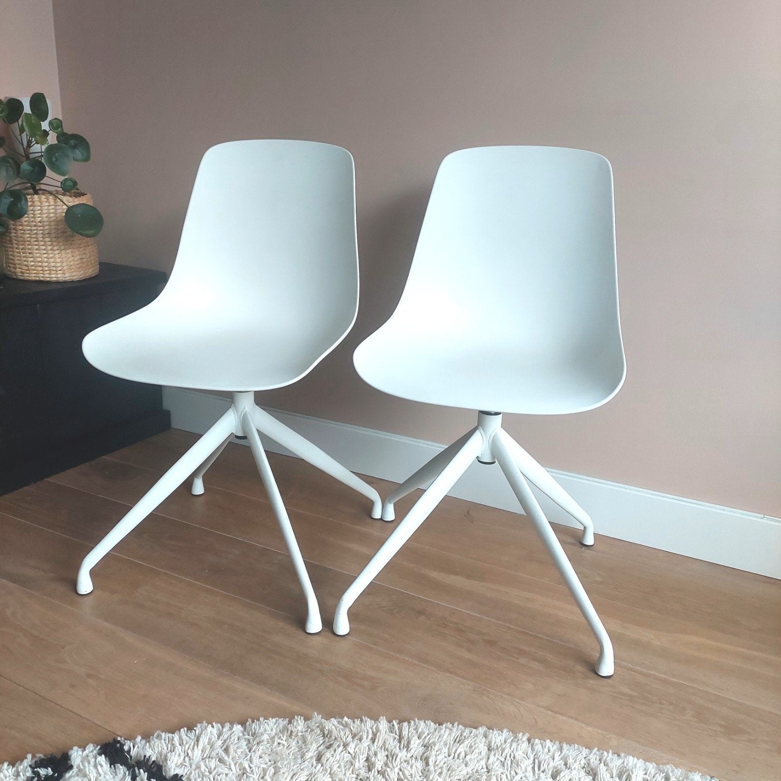 2 draaibare stoelen, metalen onderstel, izgs!, Huis en Inrichting, Ophalen, Wit, Kunststof