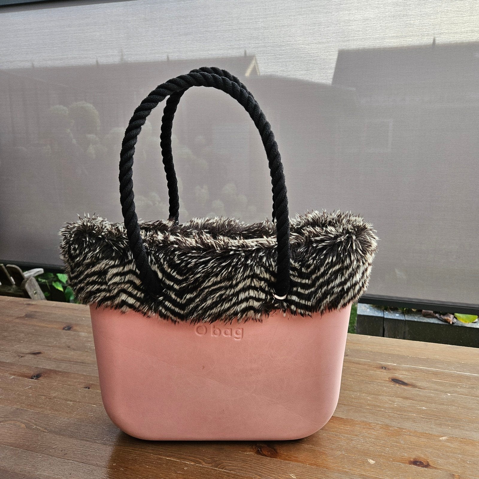 O bag tas met bontrand en touwhengsels - Roze, Sieraden, Tassen en Uiterlijk, Ophalen of Verzenden, Gebruikt, Roze, Handtas