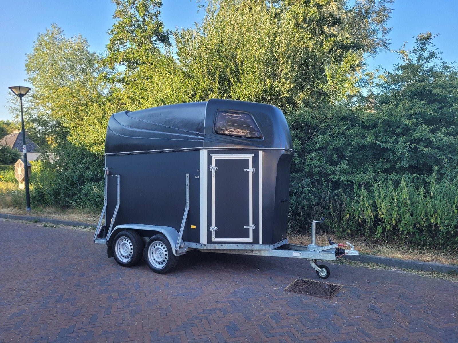 Nieuw opgebouwde Hotra 2 paards zadelkamer kunststof bodem, Ophalen of Verzenden, Zo goed als nieuw, 2-paards trailer