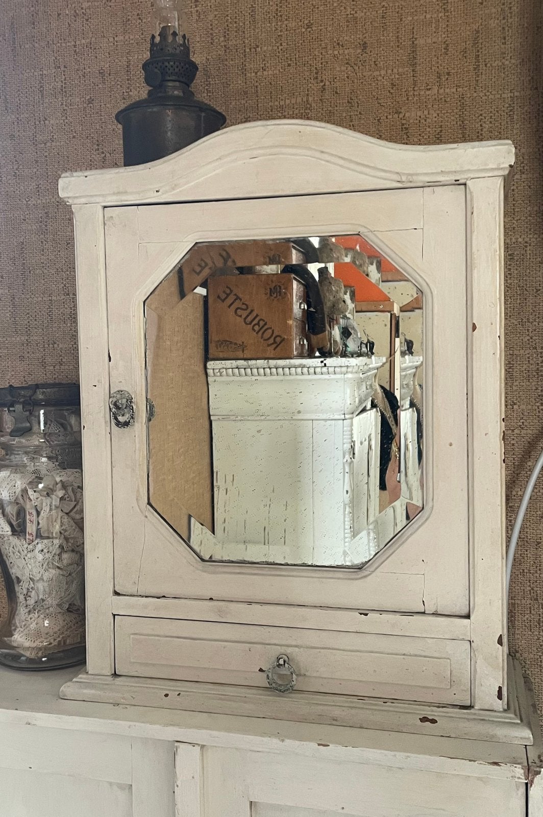 Brocante oud Frans wandkastje met spiegel en lade, Antiek en Kunst, Ophalen