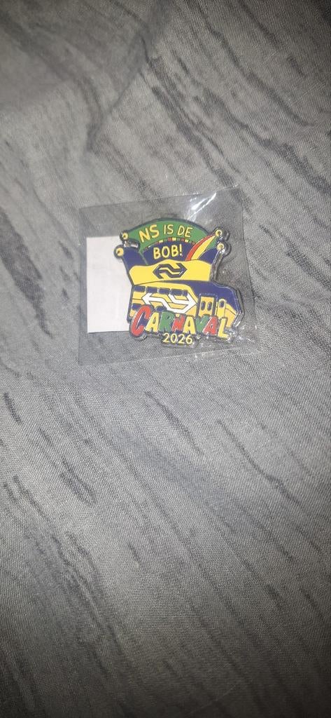 NS Carnaval 2026 Pin - "NS is de BOB!", Verzamelen, Speldjes, Pins en Buttons, Ophalen of Verzenden, Nieuw, Transport, Speldje of Pin