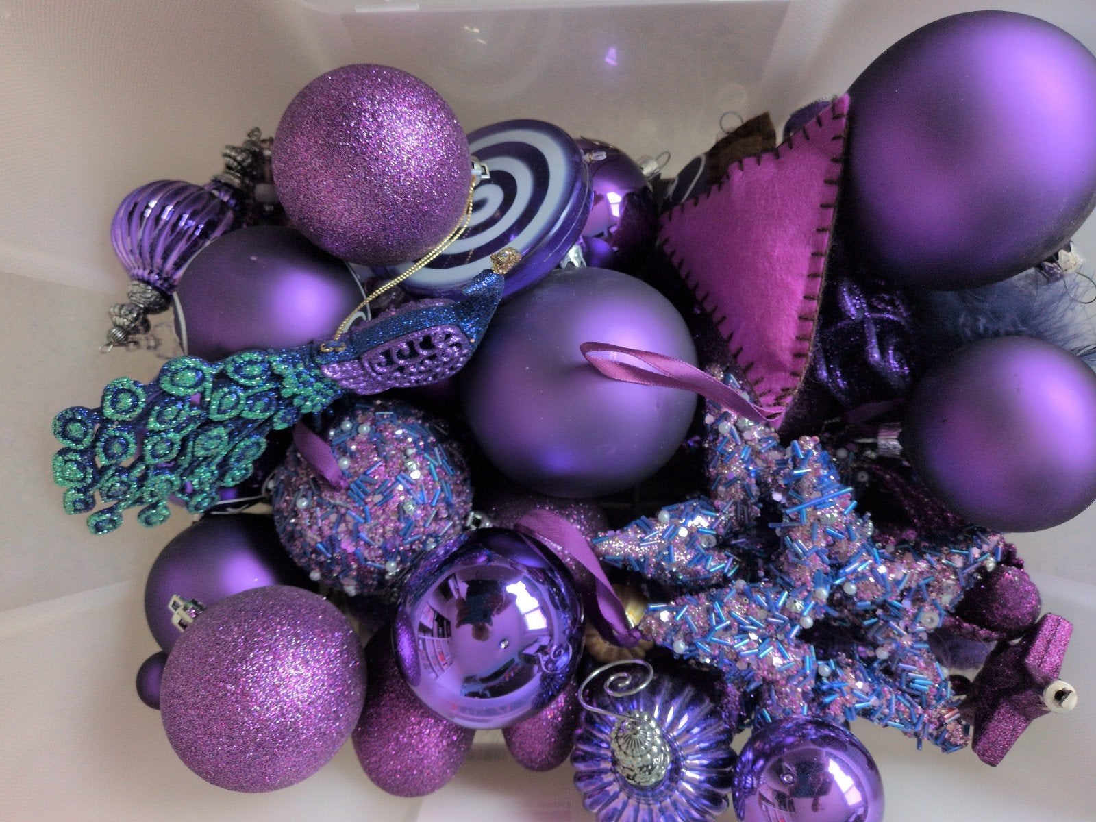 Doos paarse kerstballen, Ophalen