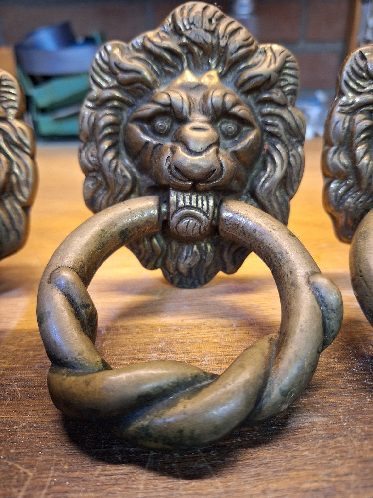 Leeuwekop koperen deurklopper, Ophalen, Gebruikt