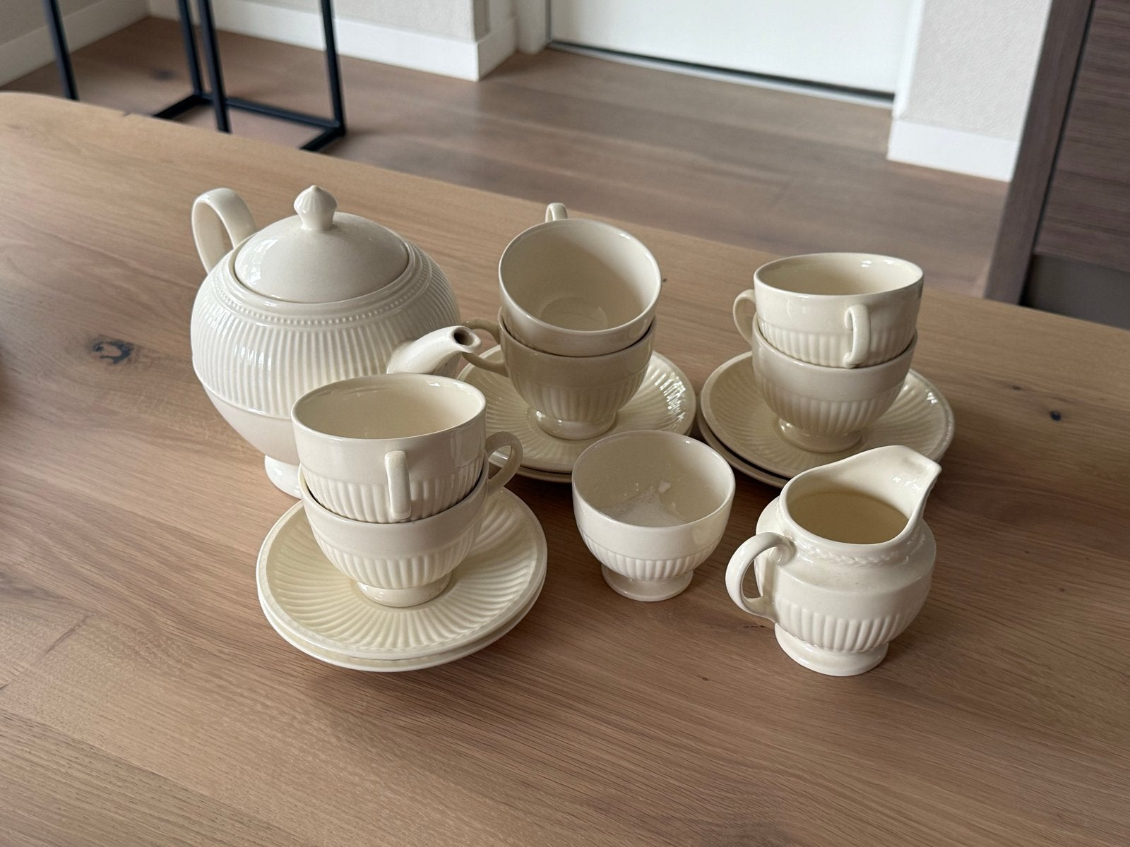 Wedgewoon edmee   theeservies met theepot, kopjes en melkkan, Ophalen, Keramiek, Zo goed als nieuw, Effen