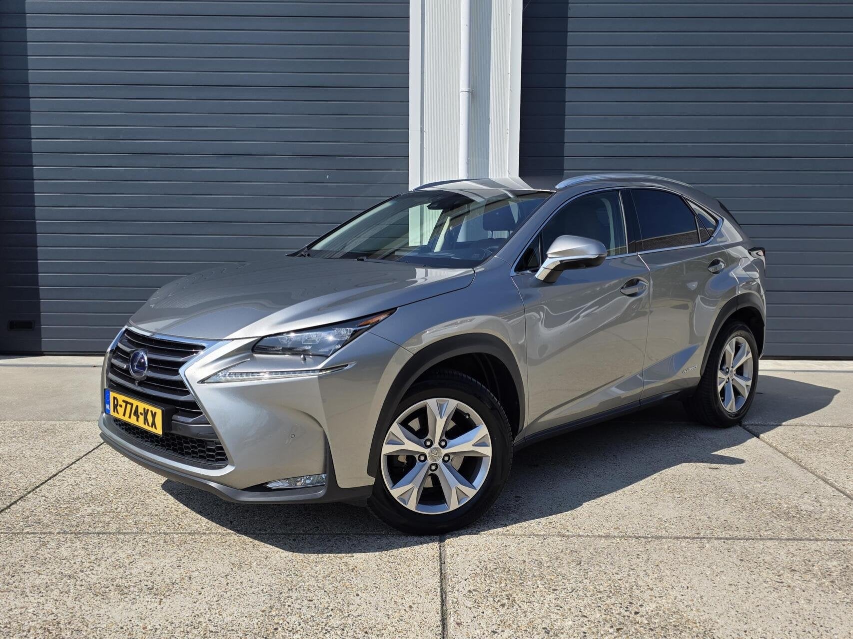 Lexus NX 300h AWD President Line | 2 JAAR GARANTIE, Auto's, Lexus, Automaat, Gebruikt, Euro 6, 1760 kg