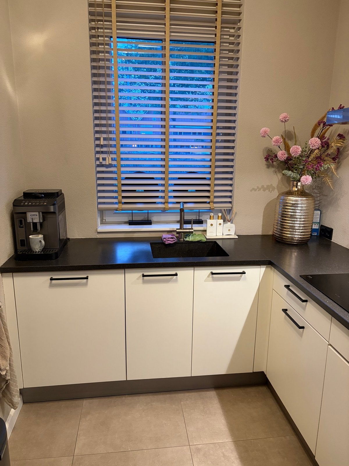 Keuken met composiet blad en inbouwapparatuur, Huis en Inrichting, Ophalen, Gebruikt, Wit, Hoekkeuken