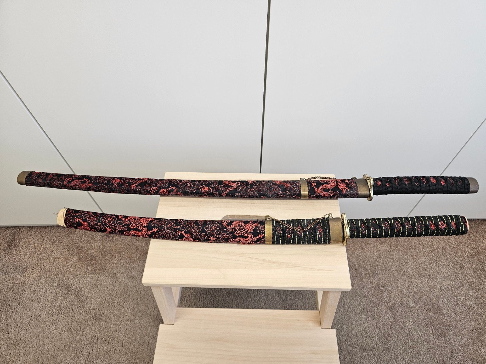Vintage set van 2 decoratieve samurai zwaarden – zwart/rood, Ophalen of Verzenden