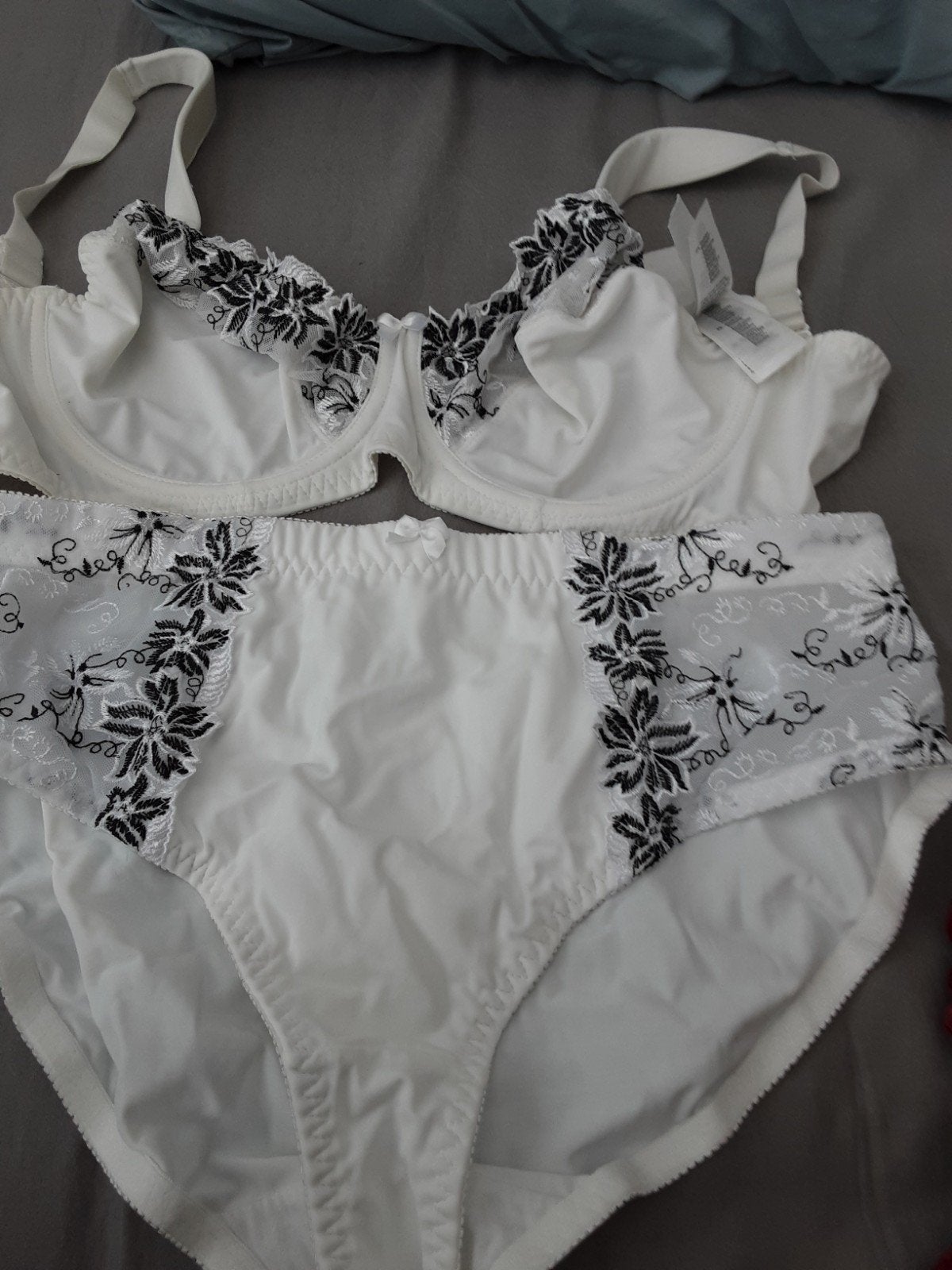 Witte met zwarte beha plus broek, Kleding | Dames, Bonprix, Ophalen of Verzenden, Wit, BH