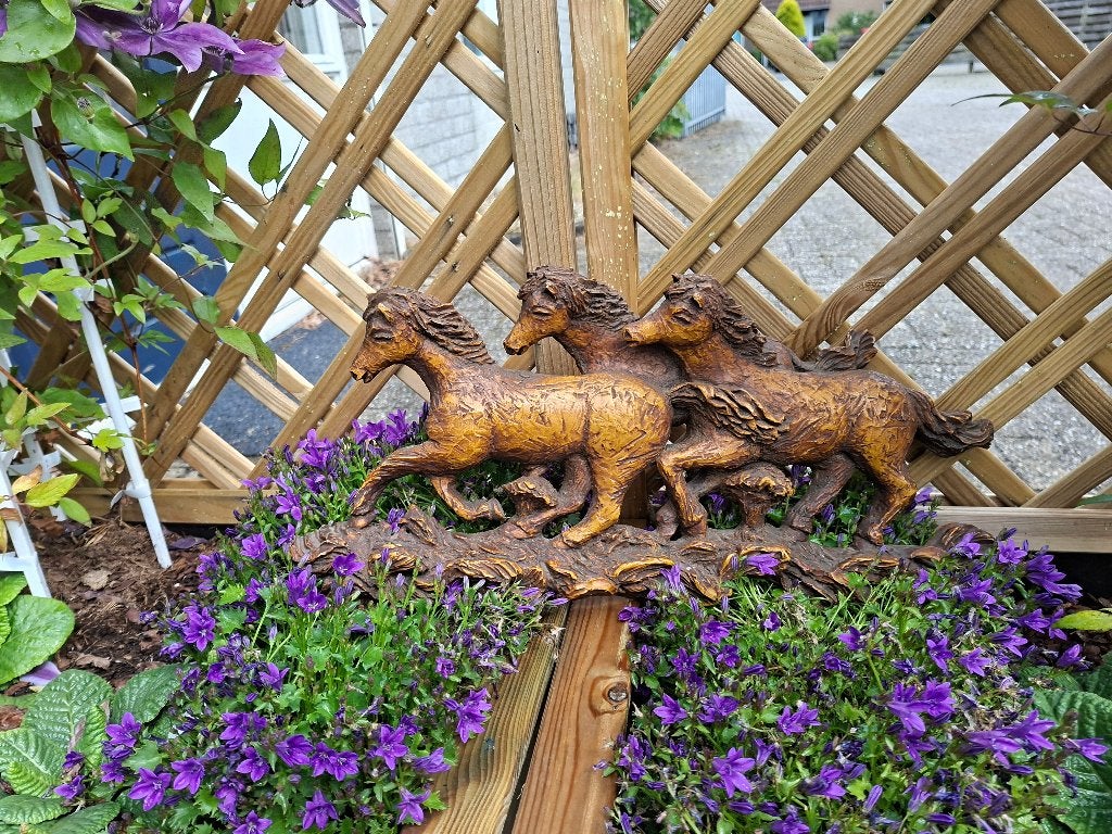 vintage zeer oud wand beeld van paarden, Antiek en Kunst, Kunst | Beelden en Houtsnijwerken, Ophalen of Verzenden, Beeld