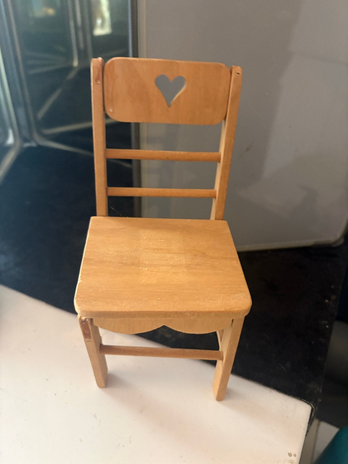 Handgemaakte houten stoel voor poppenhuis (met gebreken), Ophalen of Verzenden, Gebruikt, Toebehoren