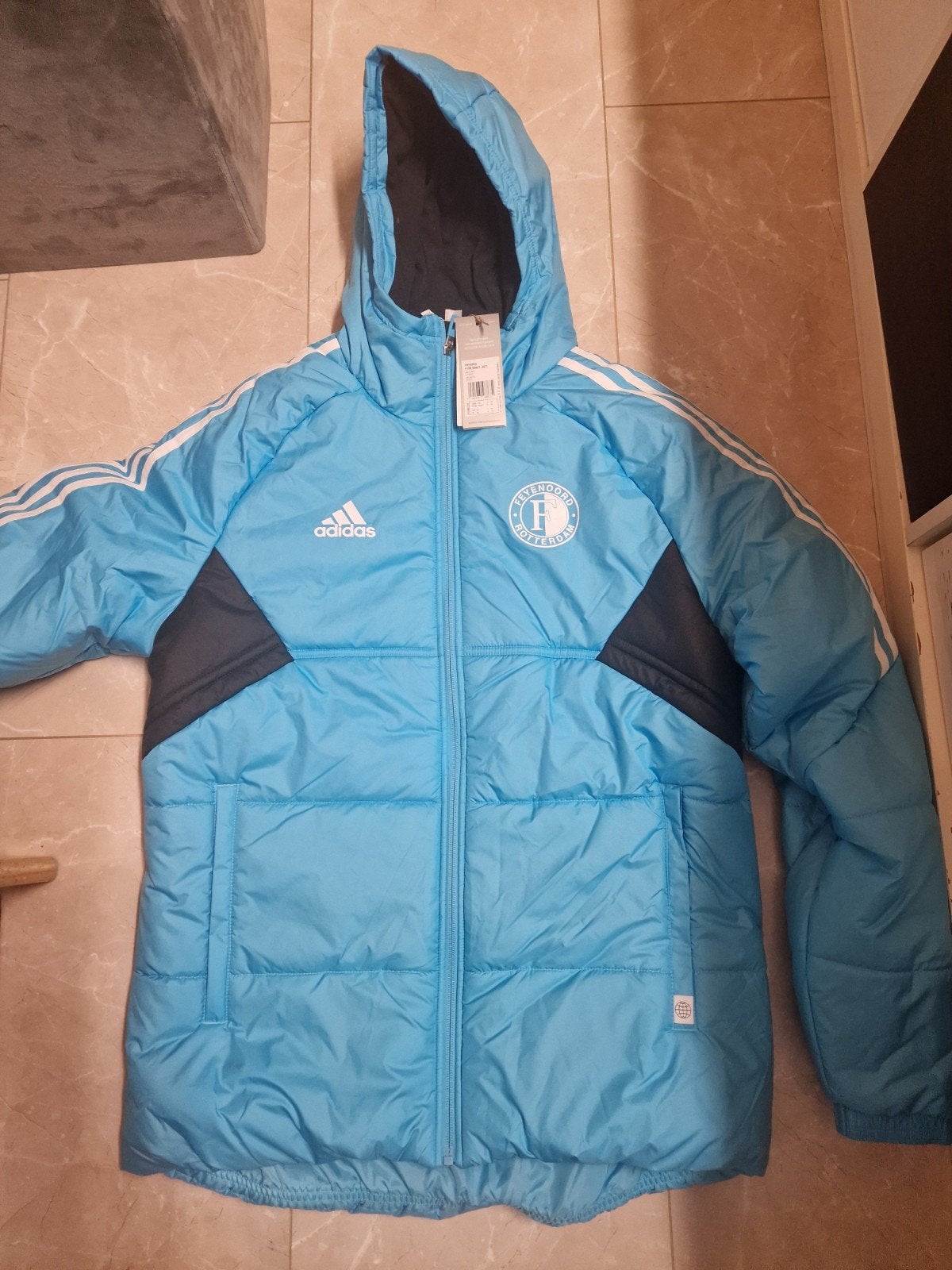 Feyenoord Adidas jas licht blauw maat M nieuw met prijskaart, Ophalen, Nieuw, Adidas, Maat 48/50 (M)