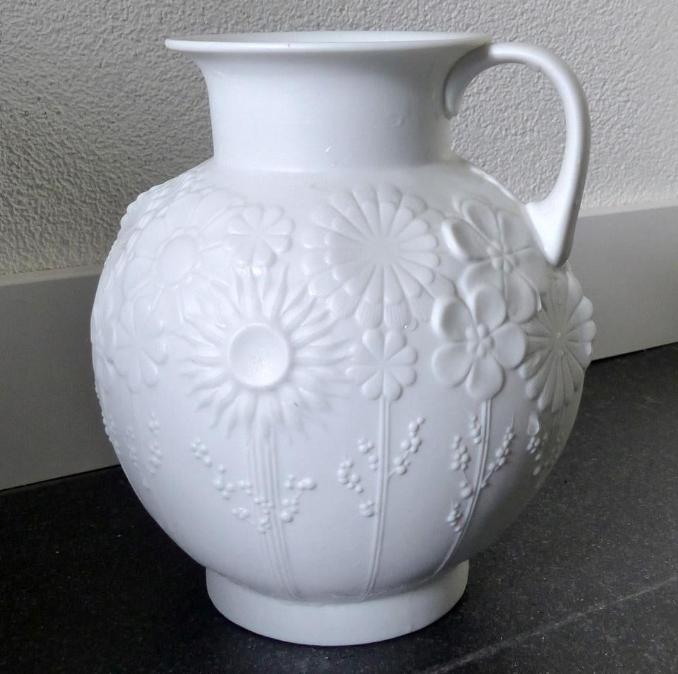 AK Kaiser 494 vintage vaas wit biscuit porselein bloemdecor, Gebruikt, Wit, Aardewerk of Porselein, Ophalen of Verzenden