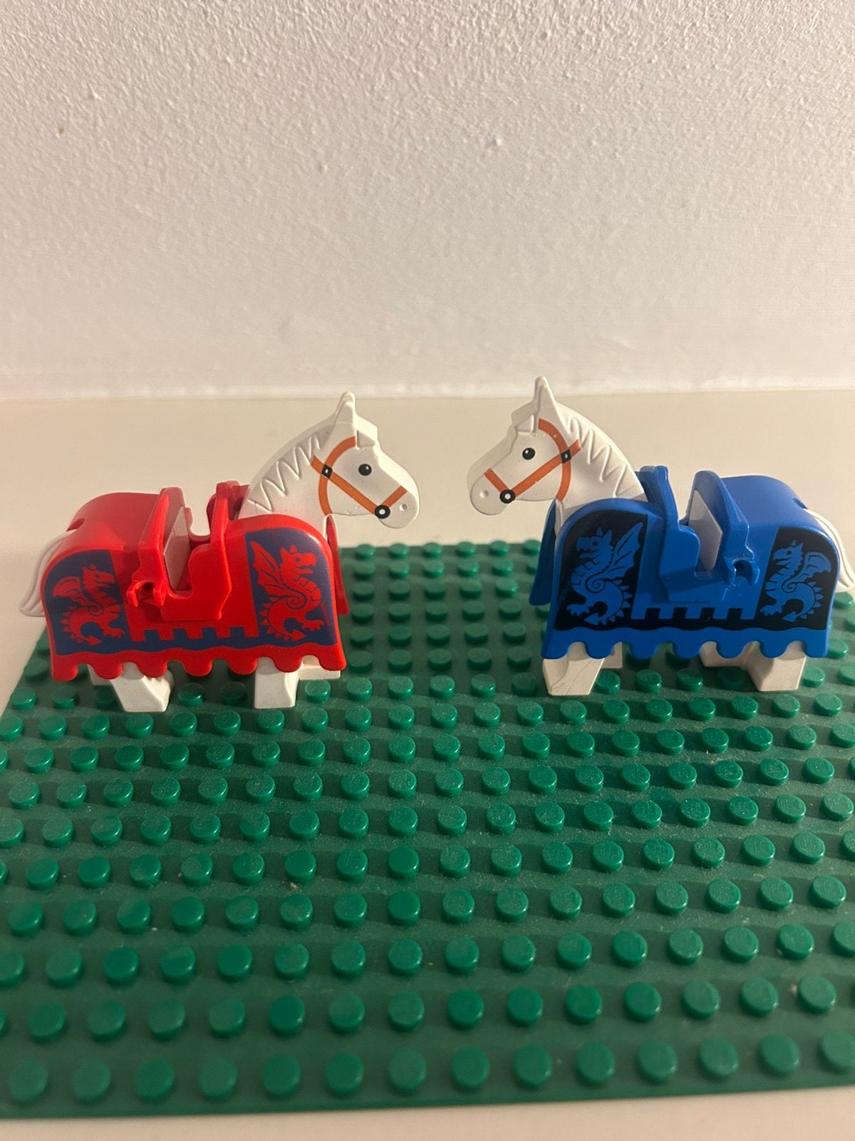 LEGO Castle Dragon Knights paarden met barding (2 stuks), Lego, Ophalen of Verzenden, Zo goed als nieuw, Castle