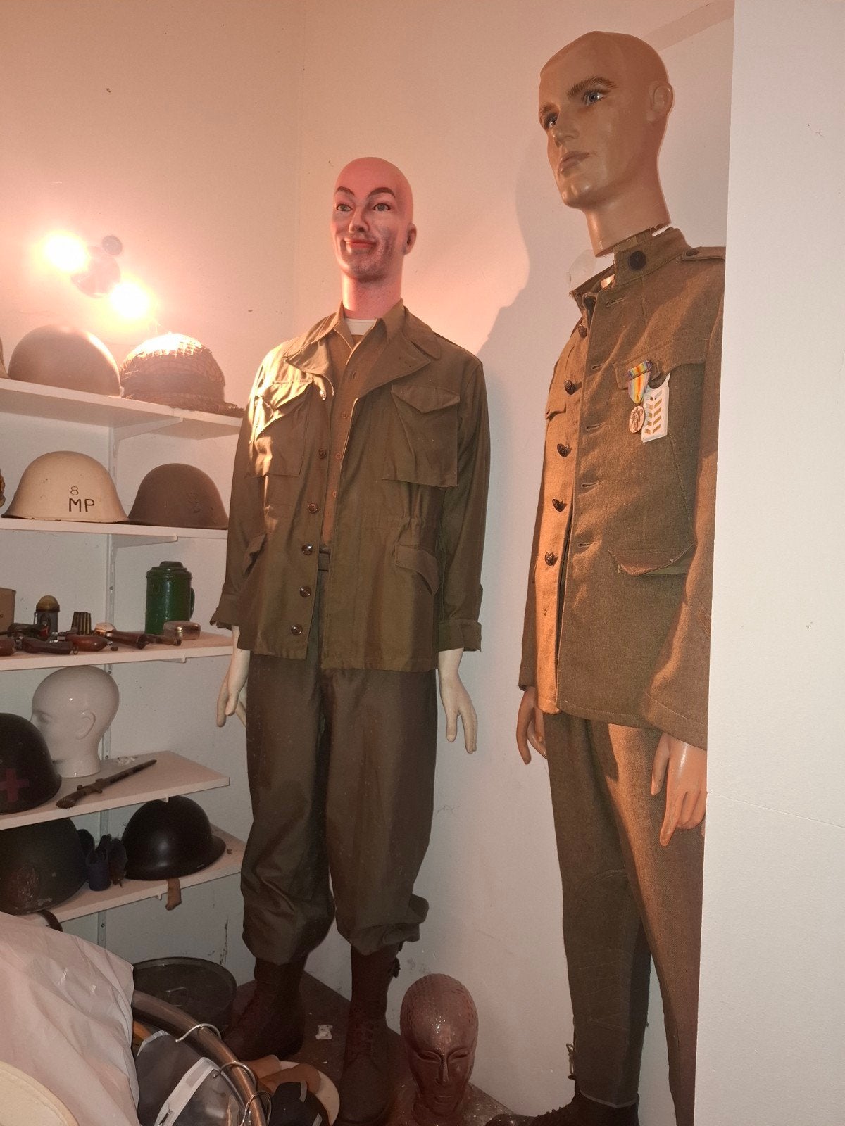 Twee etalagepoppen (zonder uniform), Ophalen, Gebruikt